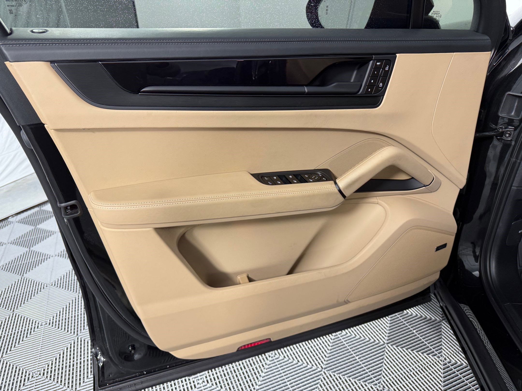 Used 2025 Porsche Cayenne GTS image 27