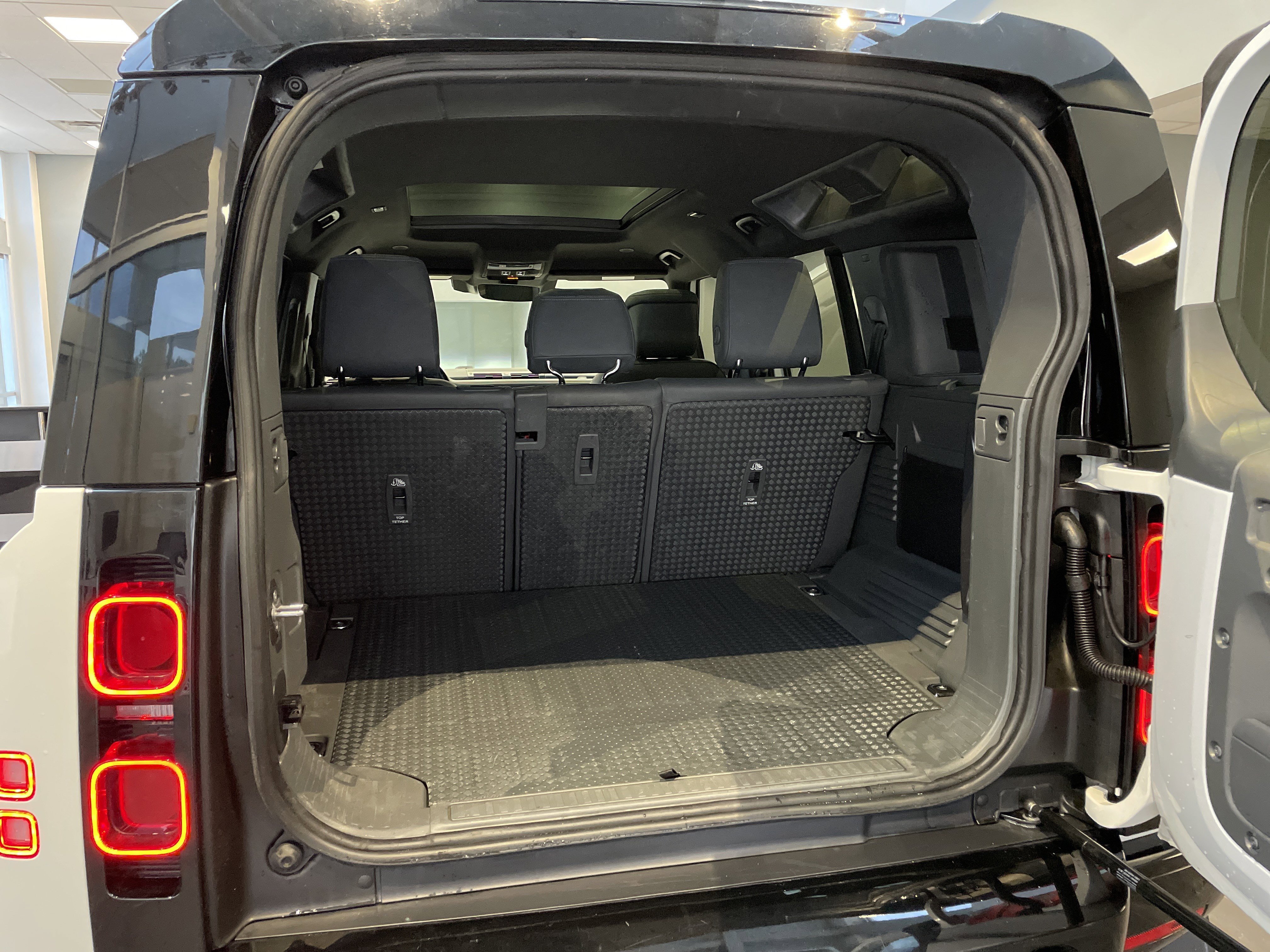 Used 2023 Land Rover Defender 110 X-Dynamic SE AWD/4WD image 37