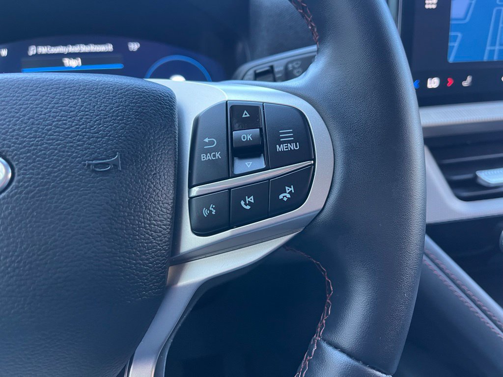 Used 2025 Ford Explorer Active AWD/4WD image 28