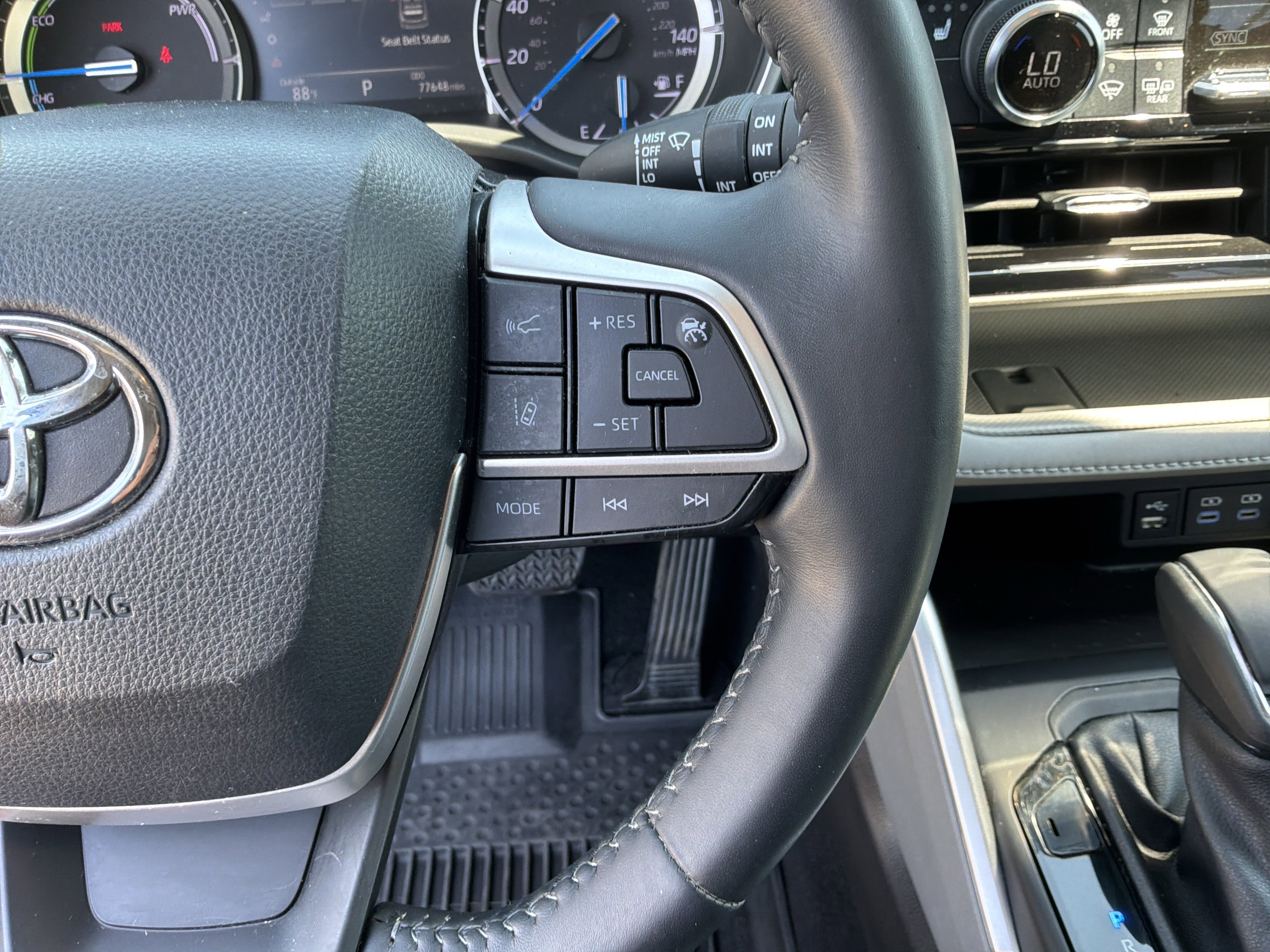 Used 2022 Toyota Highlander XLE AWD/4WD image 20