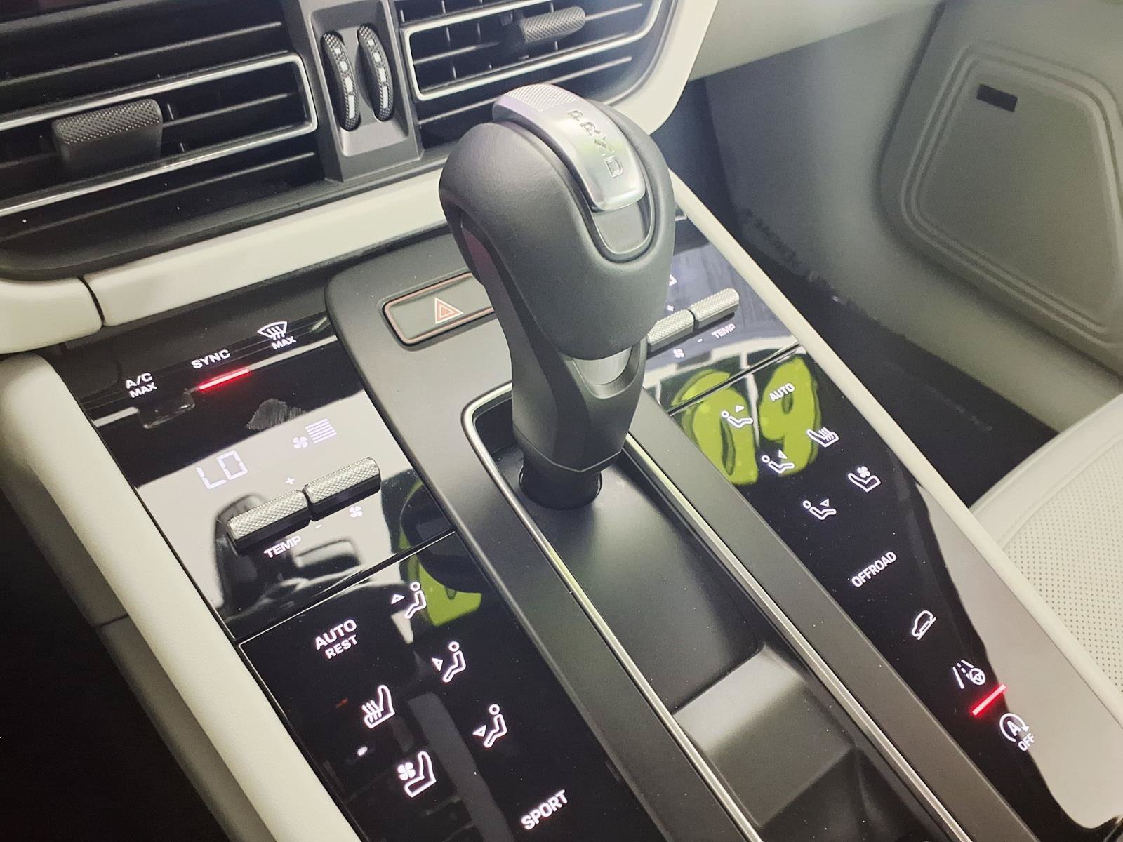 Used 2024 Porsche Macan AWD/4WD image 21