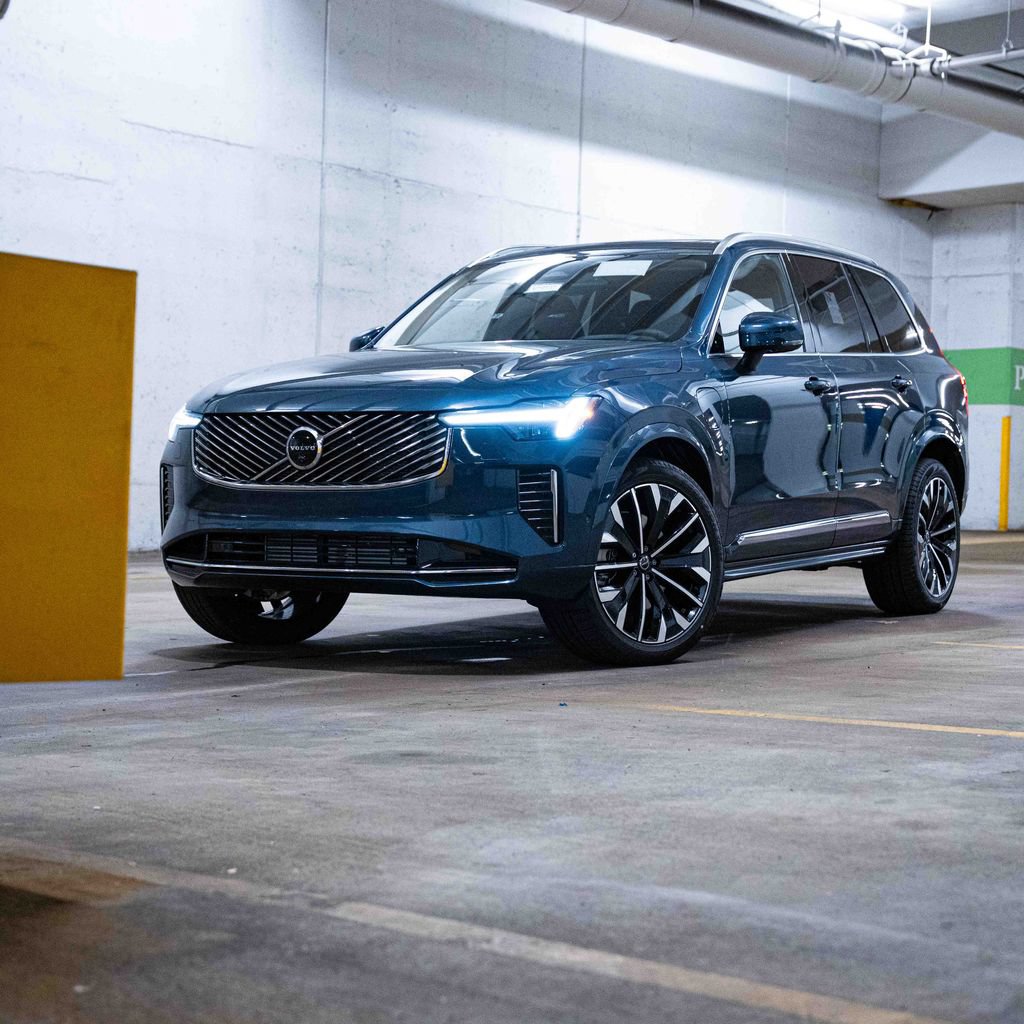 New 2026 Volvo XC90 T8 Ultra w/ Lounge Package