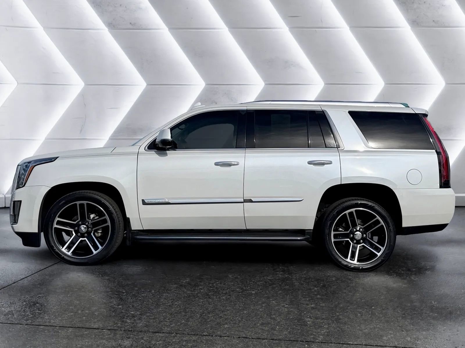 Used 2016 Cadillac Escalade Luxury image 2