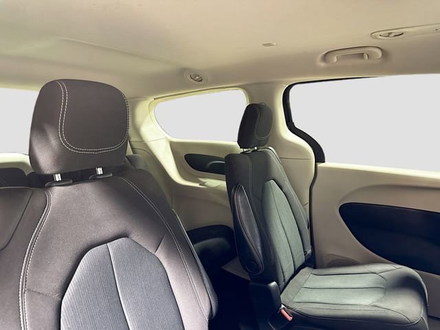 Used 2022 Chrysler Voyager LX image 28