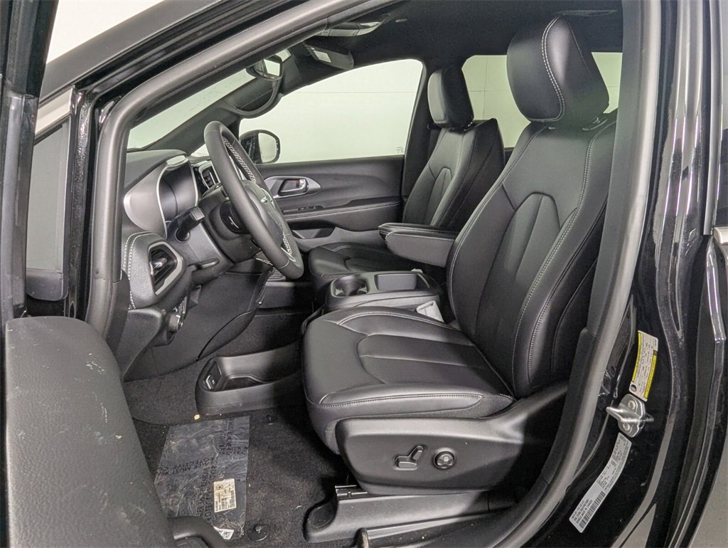 New 2026 Chrysler Pacifica Select image 12
