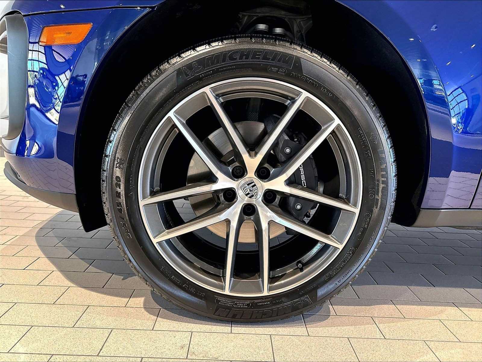 Used 2025 Porsche Macan w/ Smoking Package AWD/4WD image 14