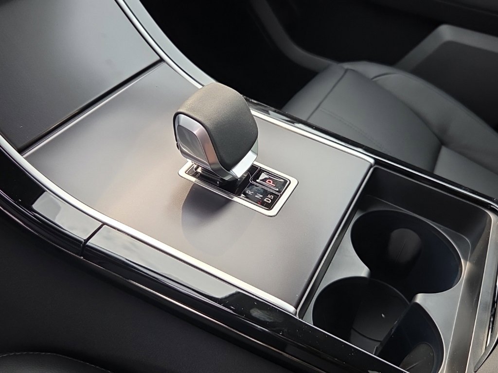 New 2026 Land Rover Range Rover Velar Dynamic SE image 13