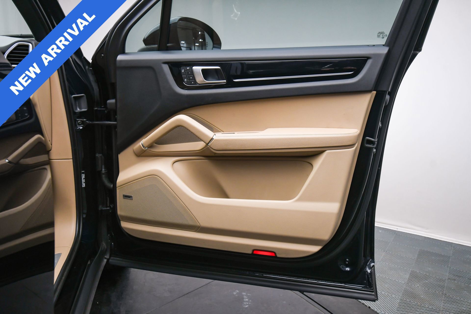 Used 2023 Porsche Cayenne Platinum Edition image 45