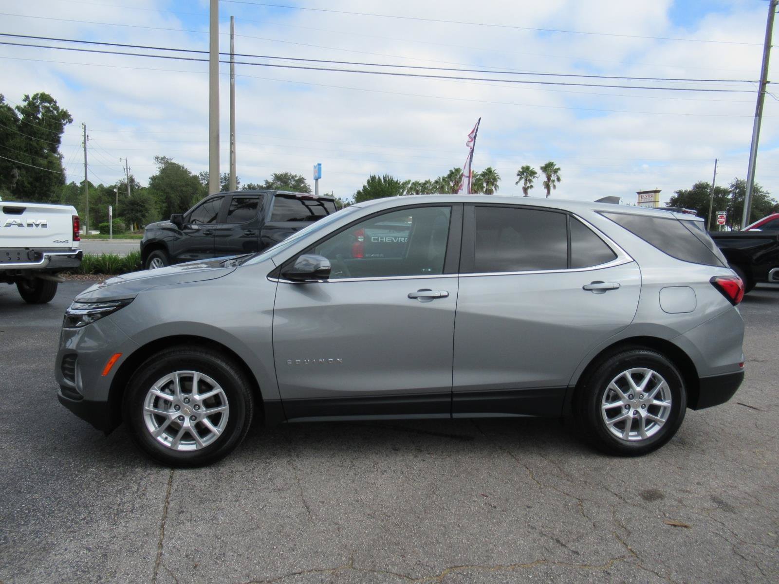 Used 2024 Chevrolet Equinox LT FWD image 2