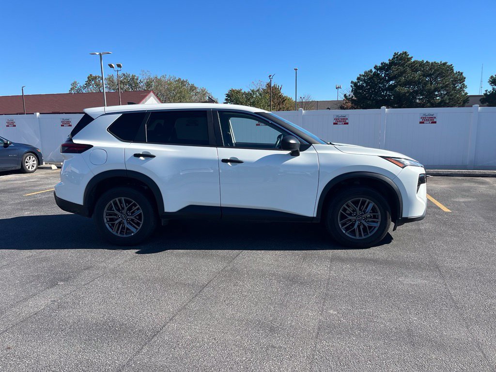 Used 2024 Nissan Rogue S AWD/4WD image 2