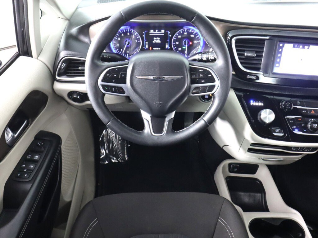 Used 2022 Chrysler Voyager LX image 32