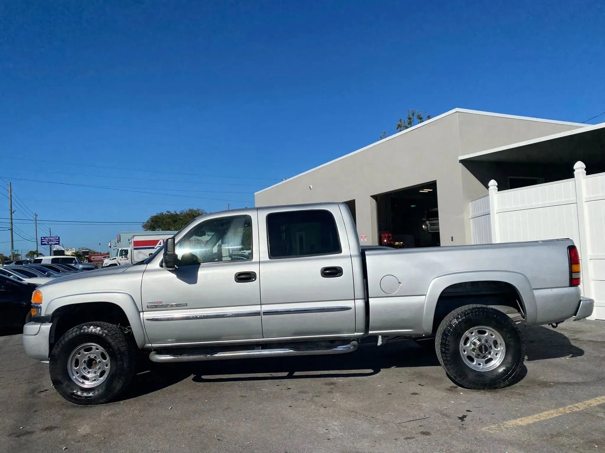 Used 2005 GMC Sierra 2500 SLE w/ Heavy-Duty Power Package AWD/4WD image 2
