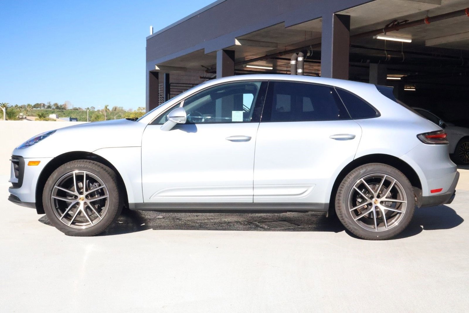 Certified 2025 Porsche Macan image 2