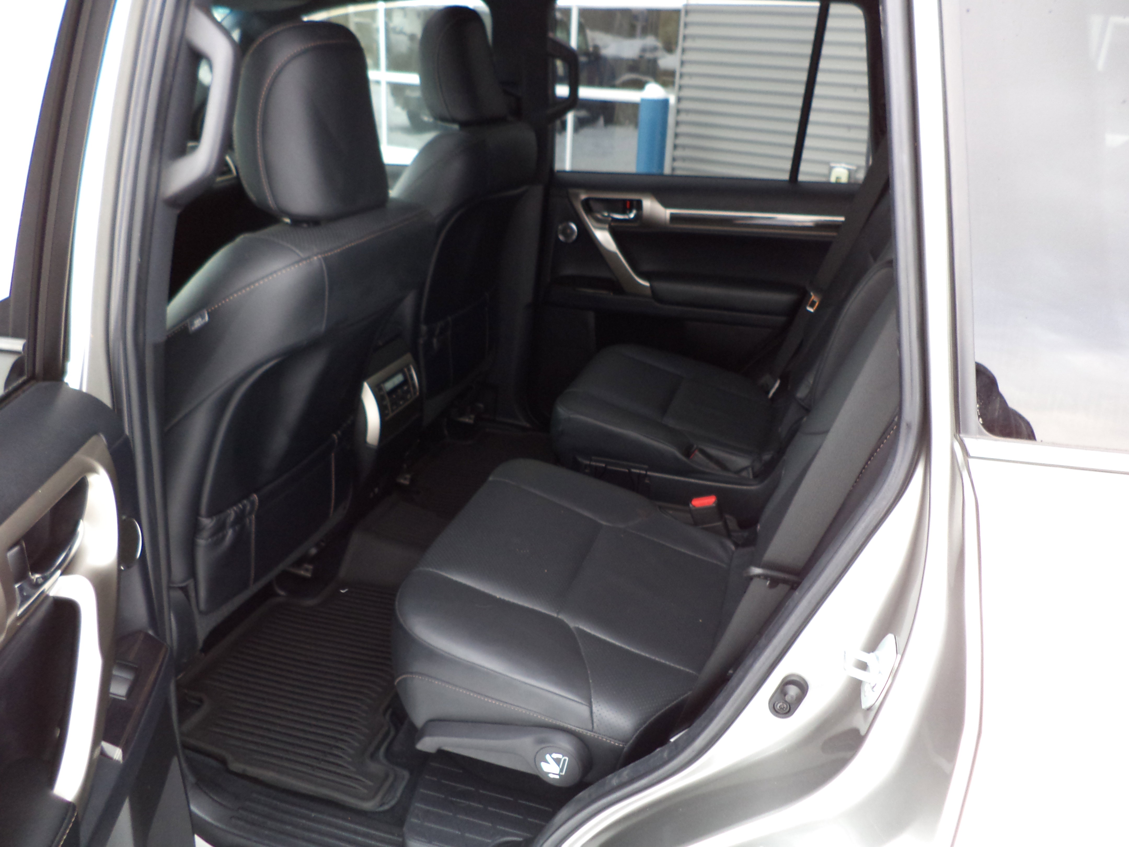 Used 2021 Lexus GX 460 Luxury w/ Sport Design Package image 3