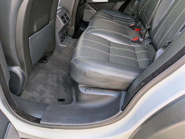 Used 2019 Land Rover Range Rover Velar R-Dynamic SE image 17