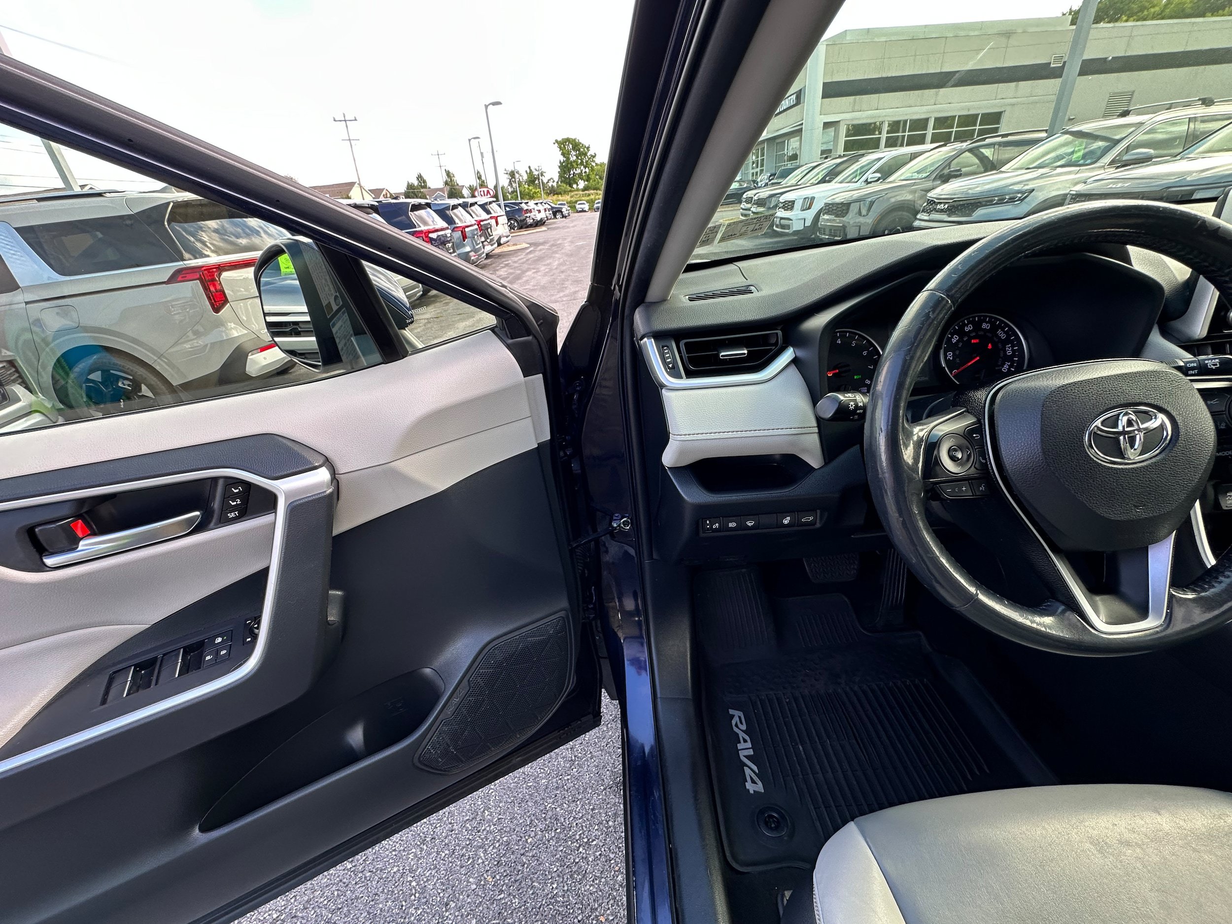 Used 2019 Toyota RAV4 XLE Premium w/ Cold Weather Package AWD/4WD image 24