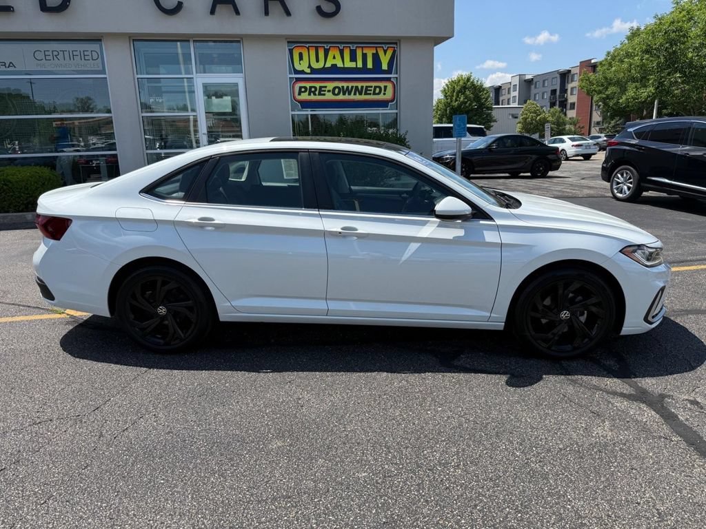 Used 2025 Volkswagen Jetta SE FWD image 2