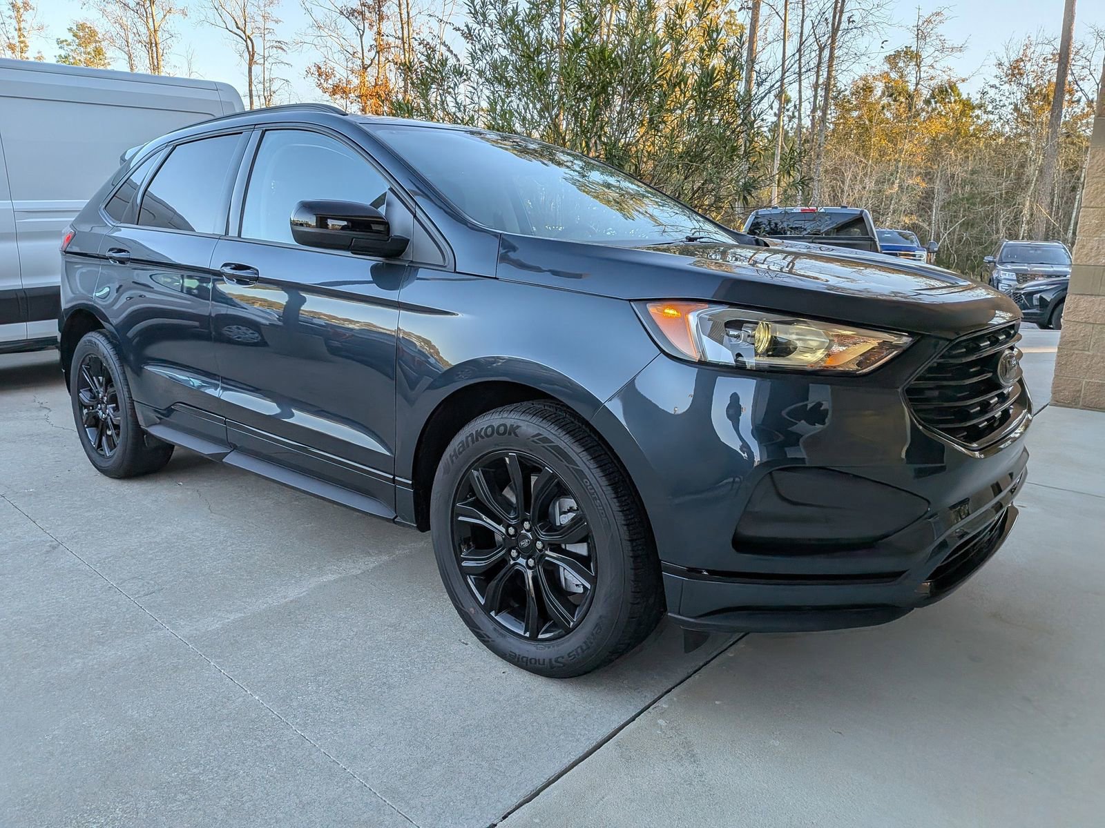 Certified 2024 Ford Edge SE w/ Black Appearance Package image 3