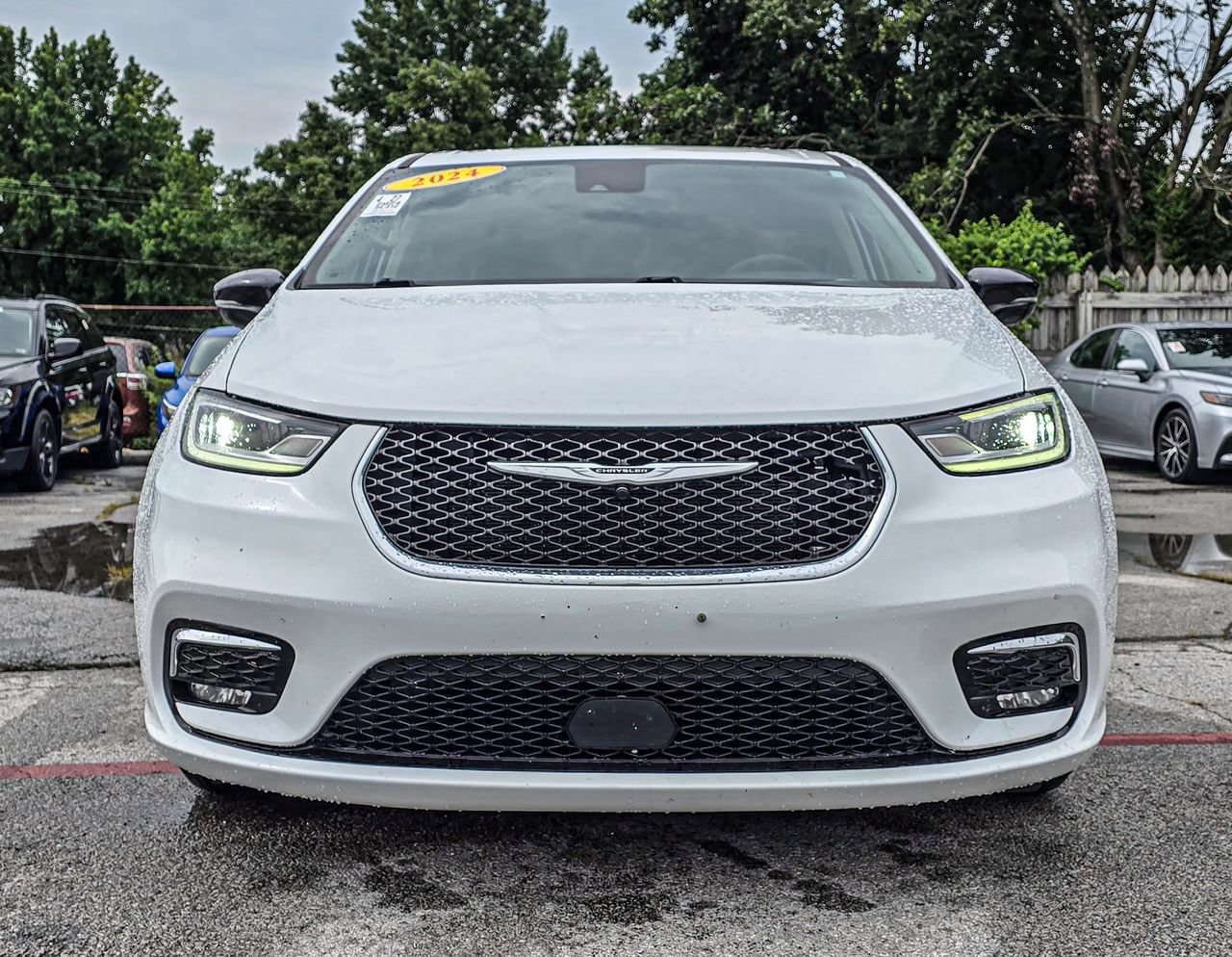 Used 2024 Chrysler Pacifica Limited FWD image 2
