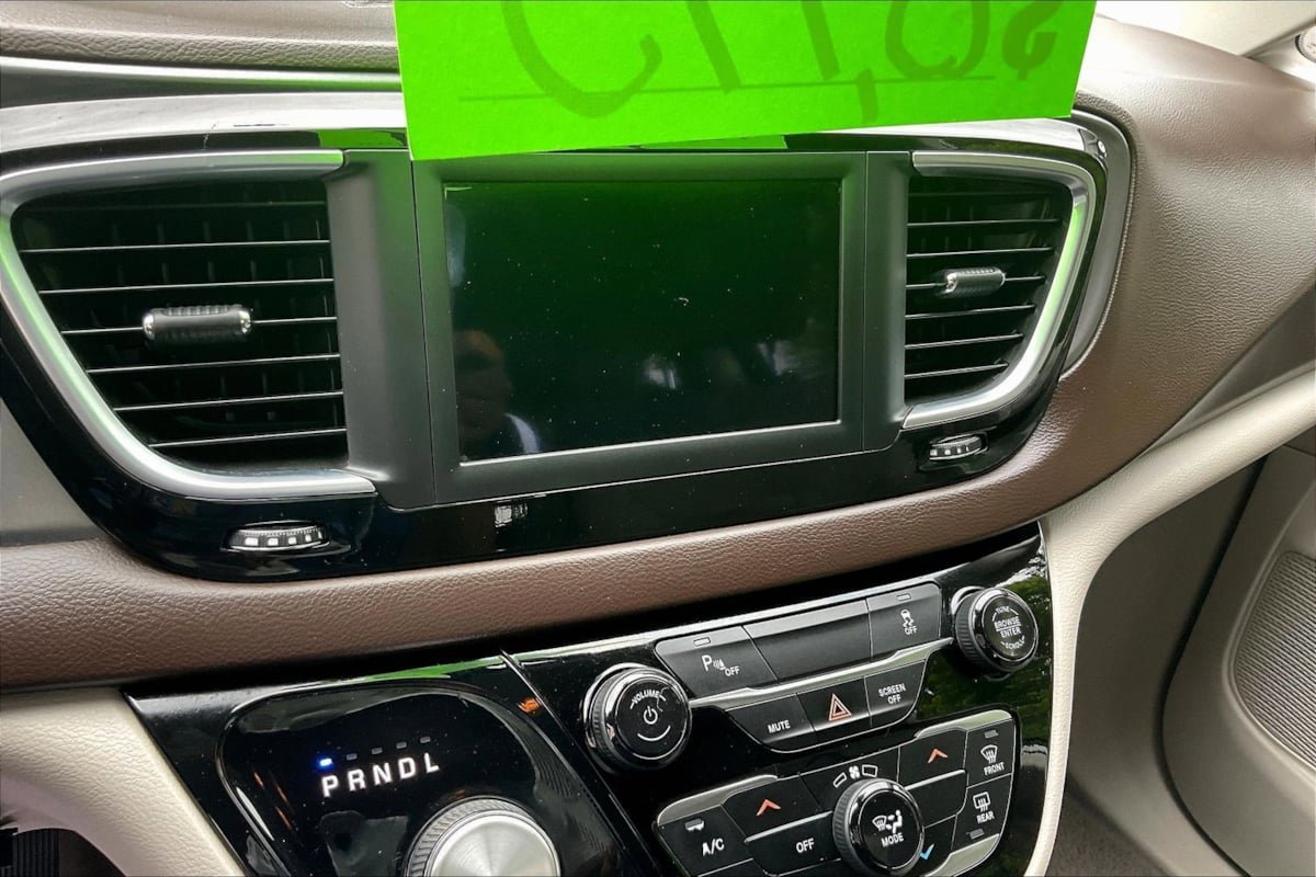Used 2019 Chrysler Pacifica L FWD image 9