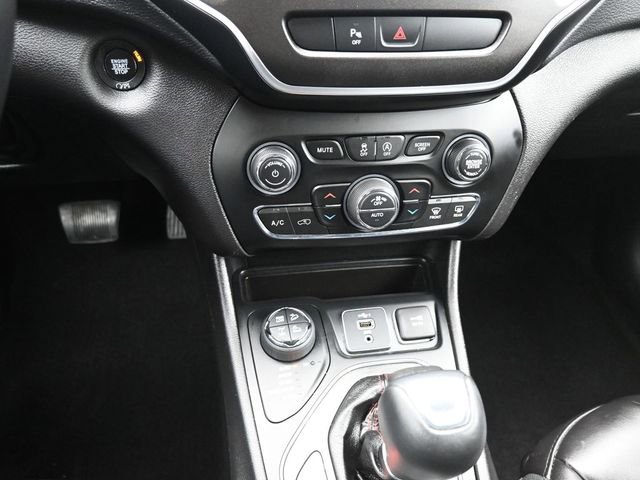 Used 2019 Jeep Cherokee Trailhawk w/ Cold Weather Group image 30
