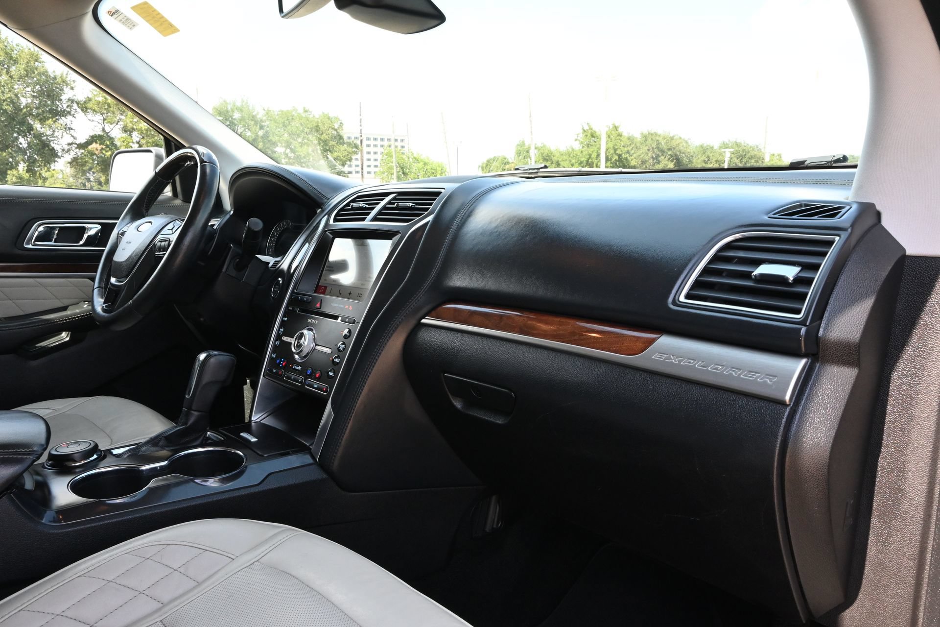 Used 2017 Ford Explorer Platinum AWD/4WD image 25