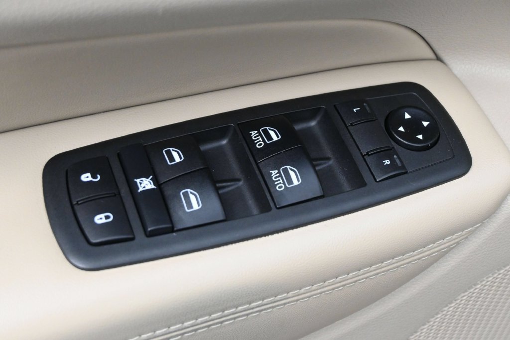 Used 2019 Jeep Grand Cherokee Limited AWD/4WD image 3