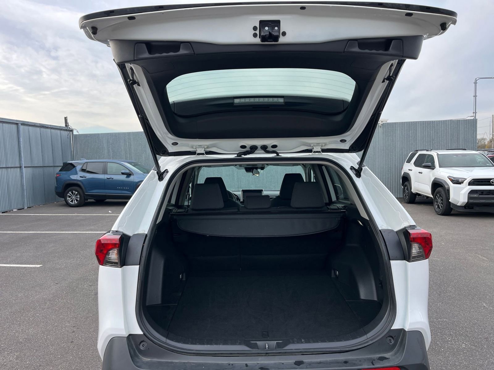 Used 2025 Toyota RAV4 XLE image 31