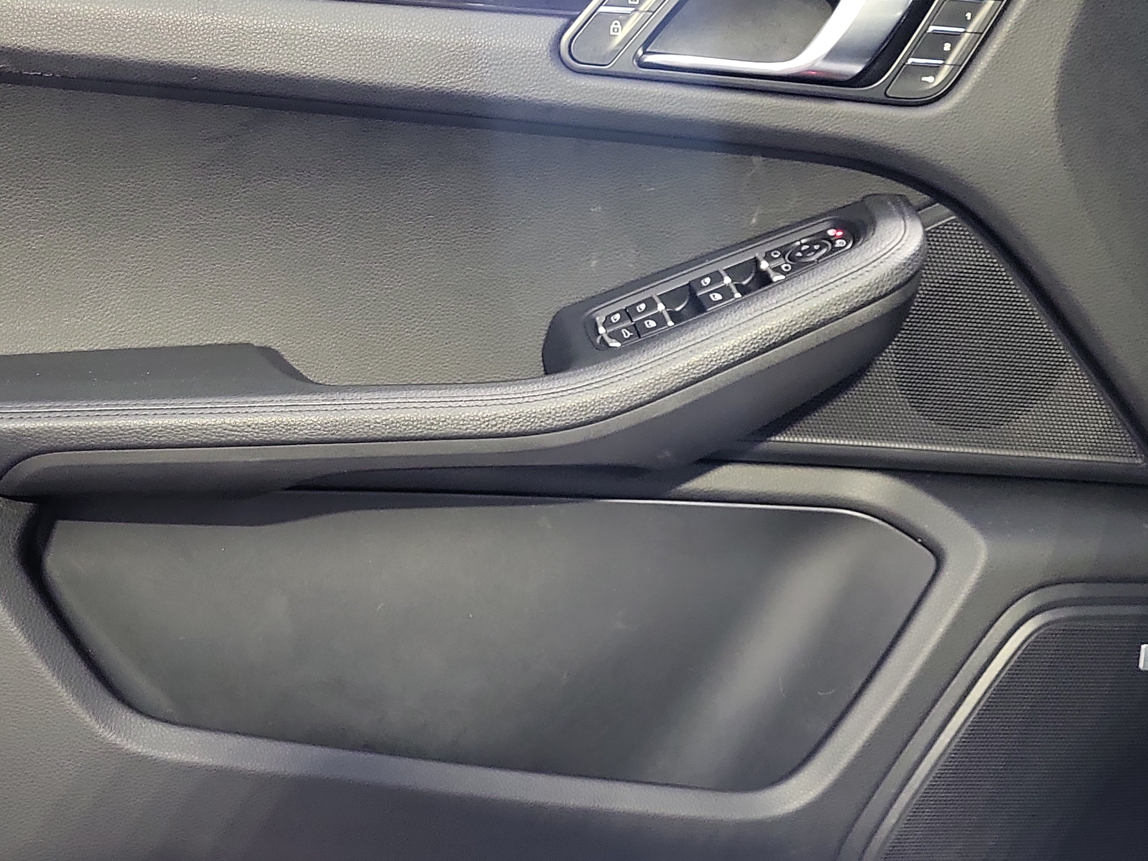 Certified 2019 Porsche Macan S AWD/4WD image 18