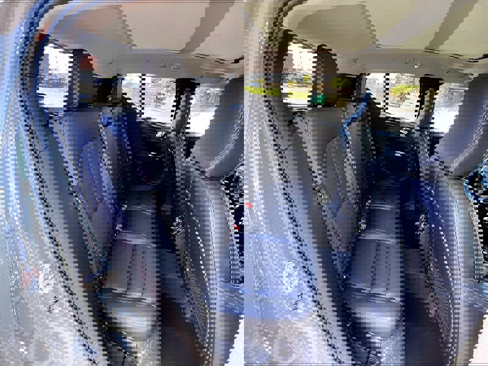 Used 2025 Volvo XC40 B5 Plus image 30