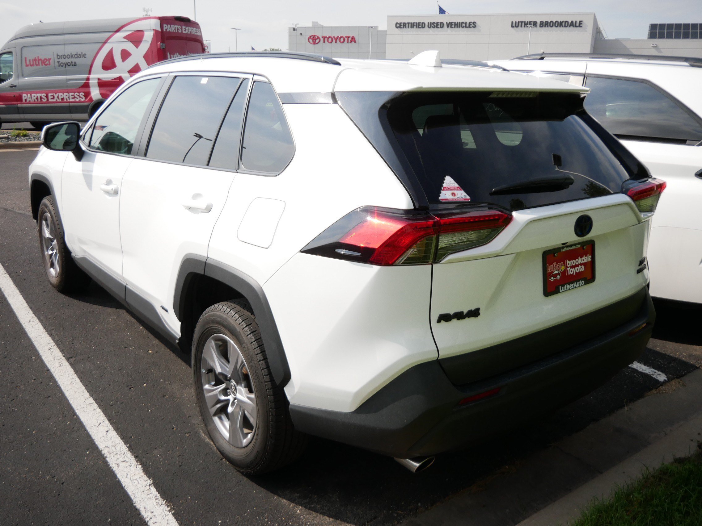 Used 2022 Toyota RAV4 XLE w/ Convenience Package AWD/4WD image 4
