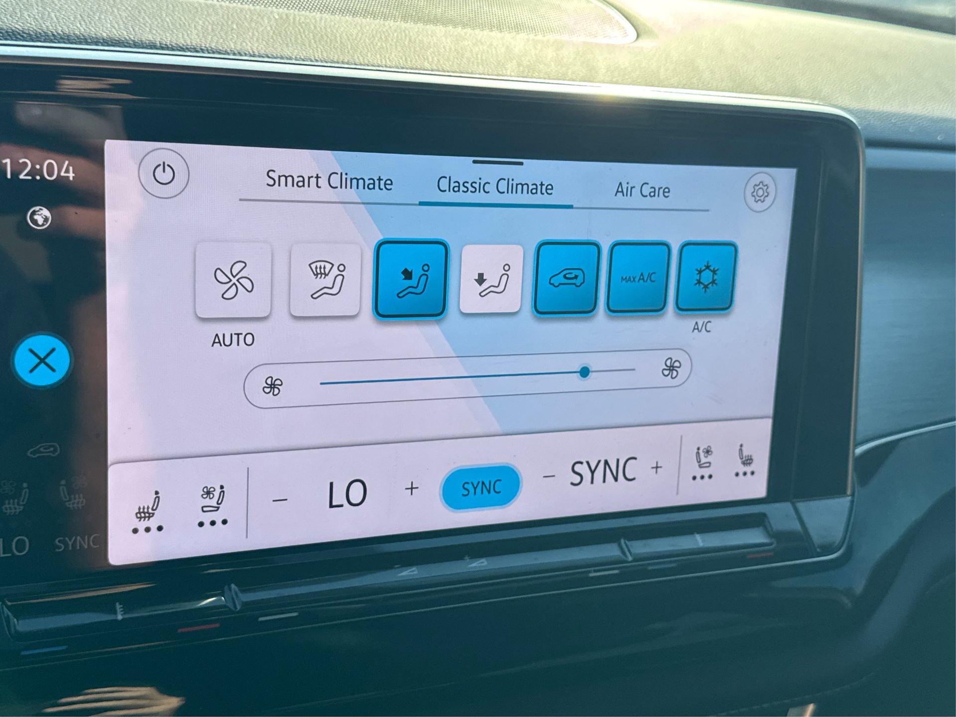 Used 2024 Volkswagen Atlas Cross Sport SE w/ Panoramic Sunroof Package image 30