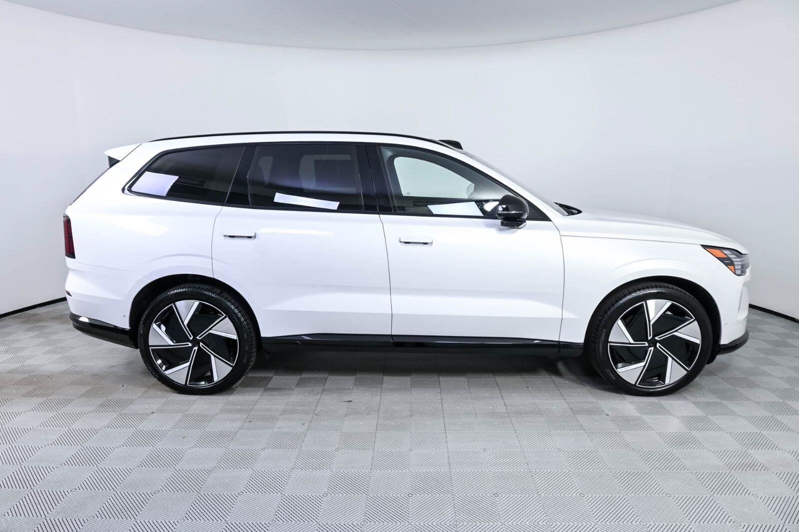 Certified 2025 Volvo EX90 Ultra AWD/4WD image 28