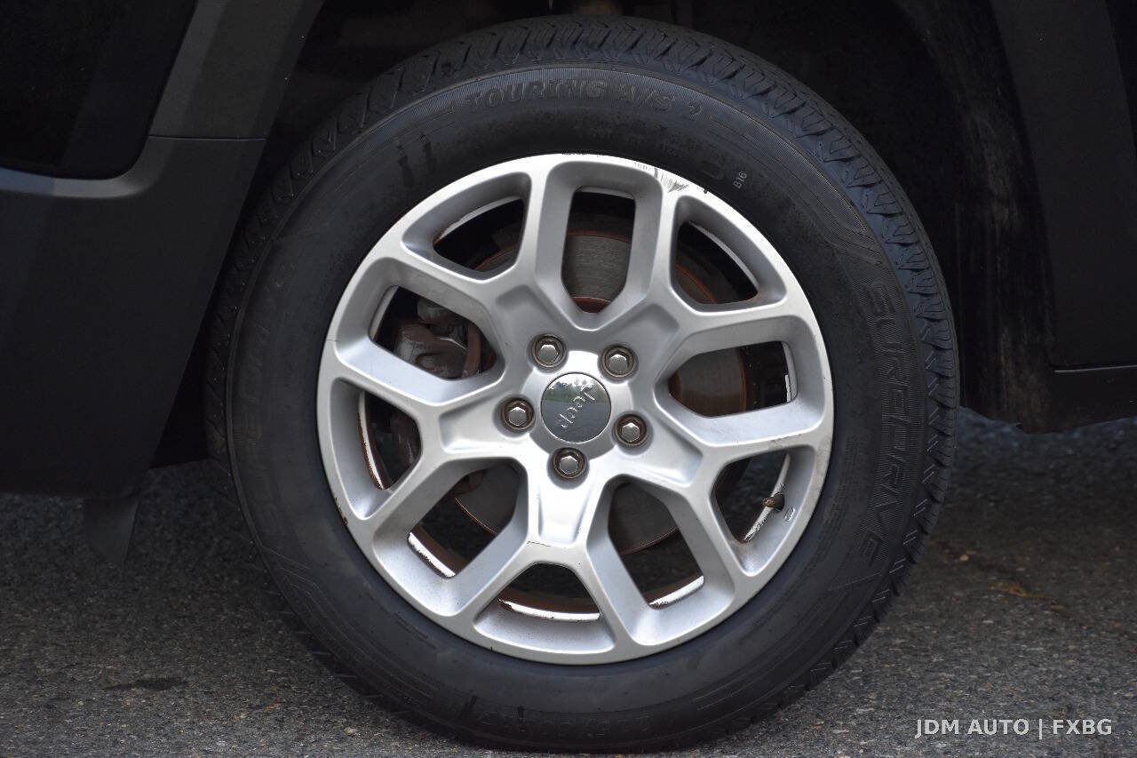 Used 2017 Jeep Renegade Latitude w/ Cold Weather Group AWD/4WD image 36