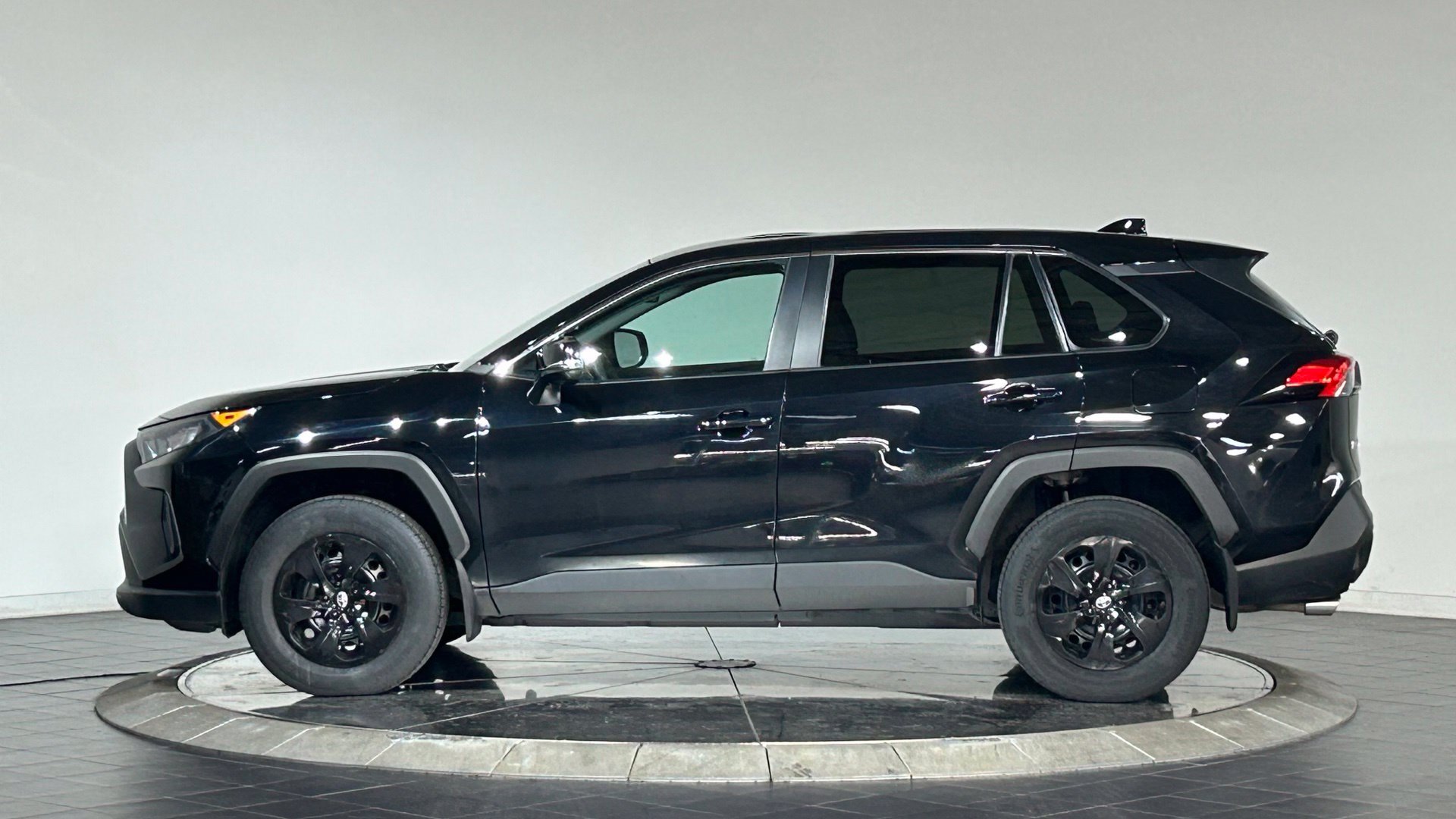 Used 2022 Toyota RAV4 LE AWD/4WD image 6