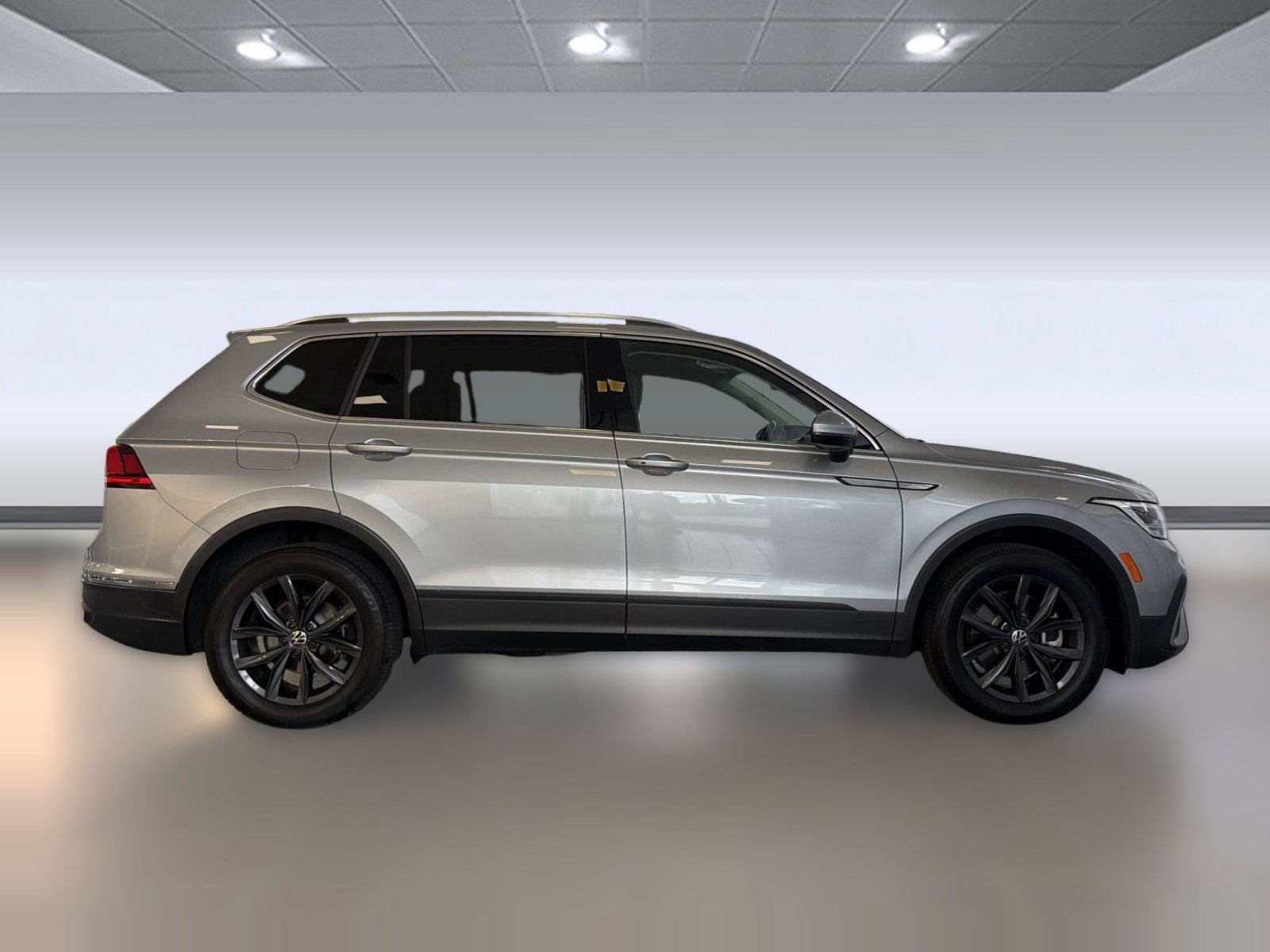 Certified 2024 Volkswagen Tiguan SE w/ Panoramic Sunroof Package AWD/4WD image 8