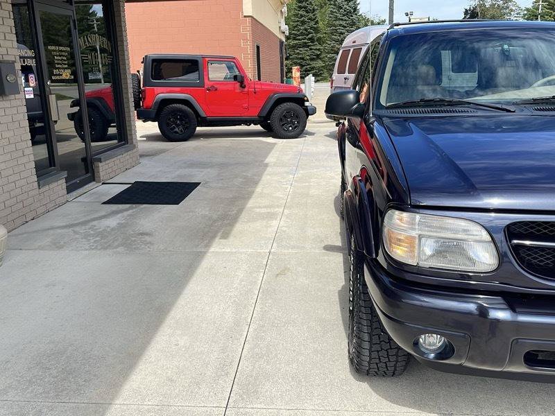 Used 2000 Ford Explorer Limited AWD/4WD image 7