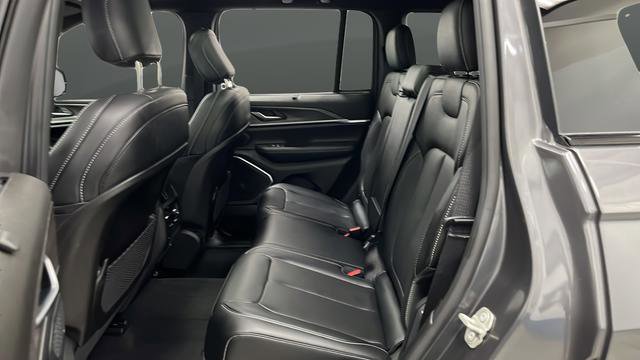 Used 2024 Jeep Grand Cherokee Limited w/ Luxury Tech Group II image 23