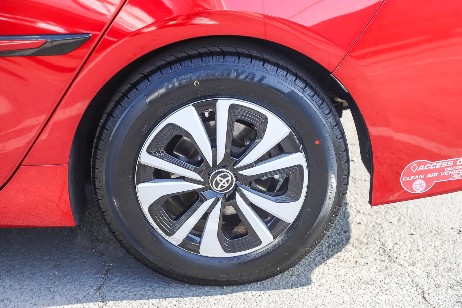 Used 2018 Toyota Prius Prime Premium image 12