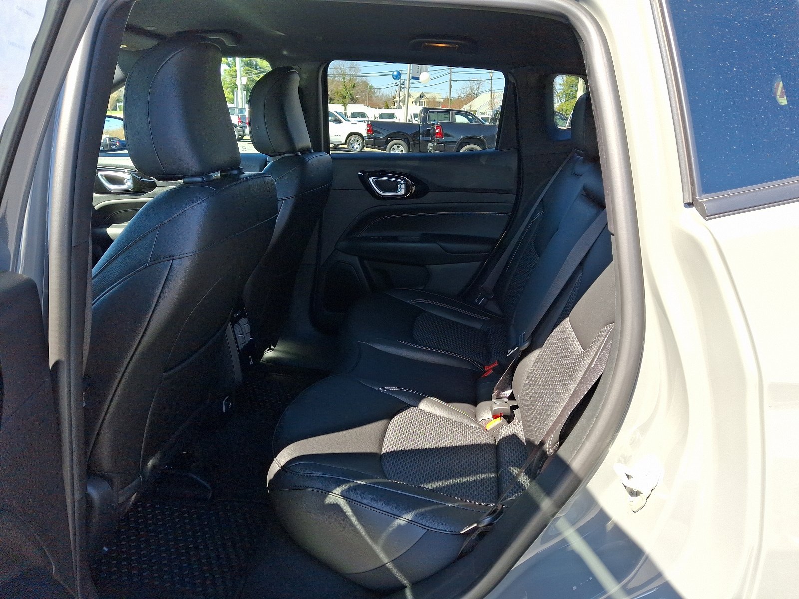 Used 2024 Jeep Compass Latitude w/ Convenience Group AWD/4WD image 10