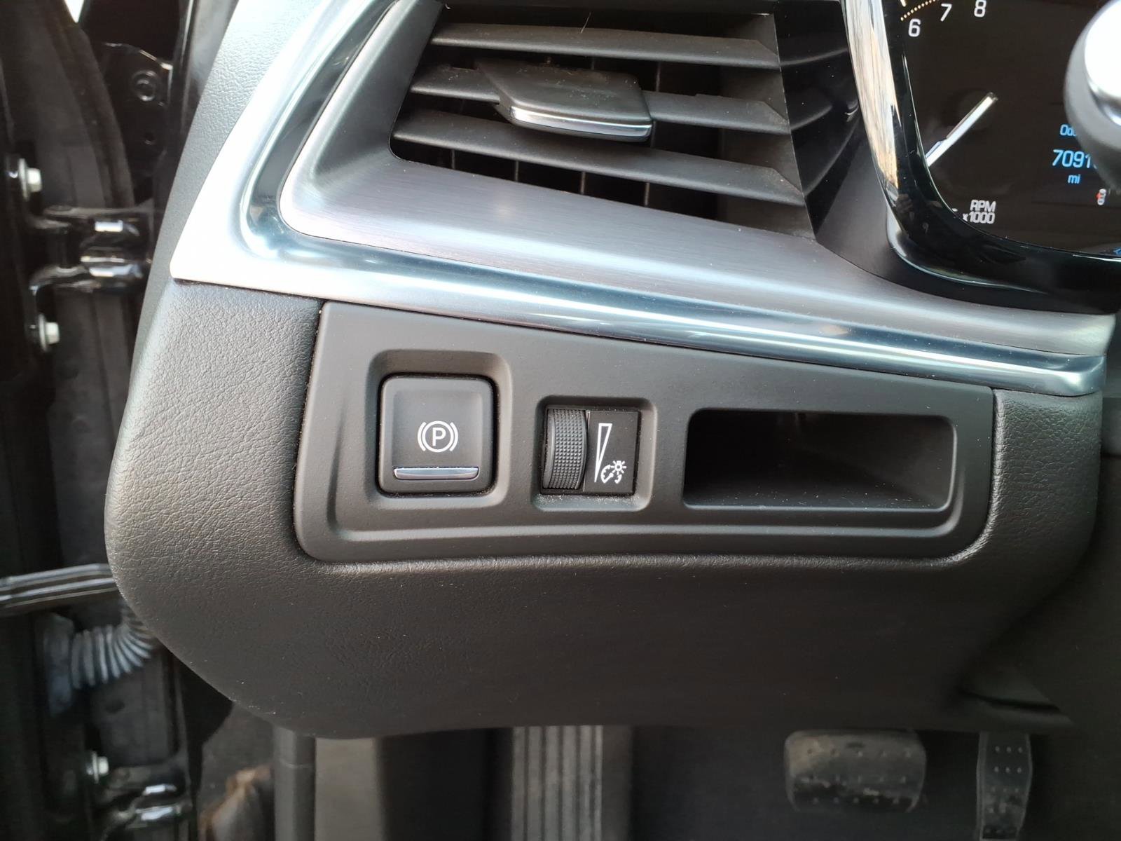 Used 2017 Cadillac XT5 Luxury w/ Driver Awareness Package image 15