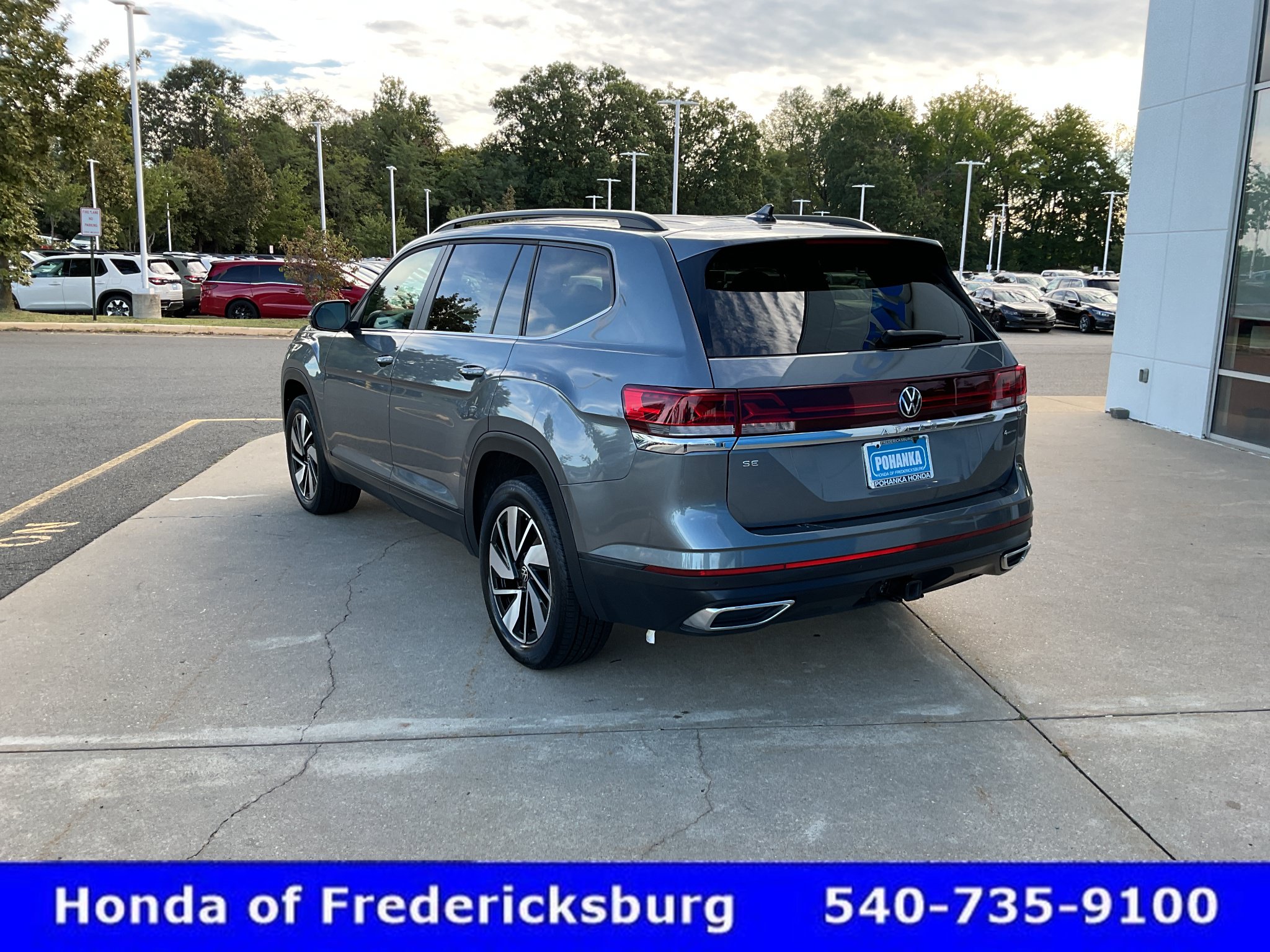 Used 2025 Volkswagen Atlas SE AWD/4WD image 4