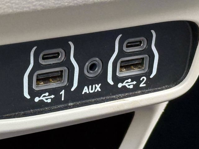 Used 2023 Chrysler Pacifica Touring-L FWD image 29