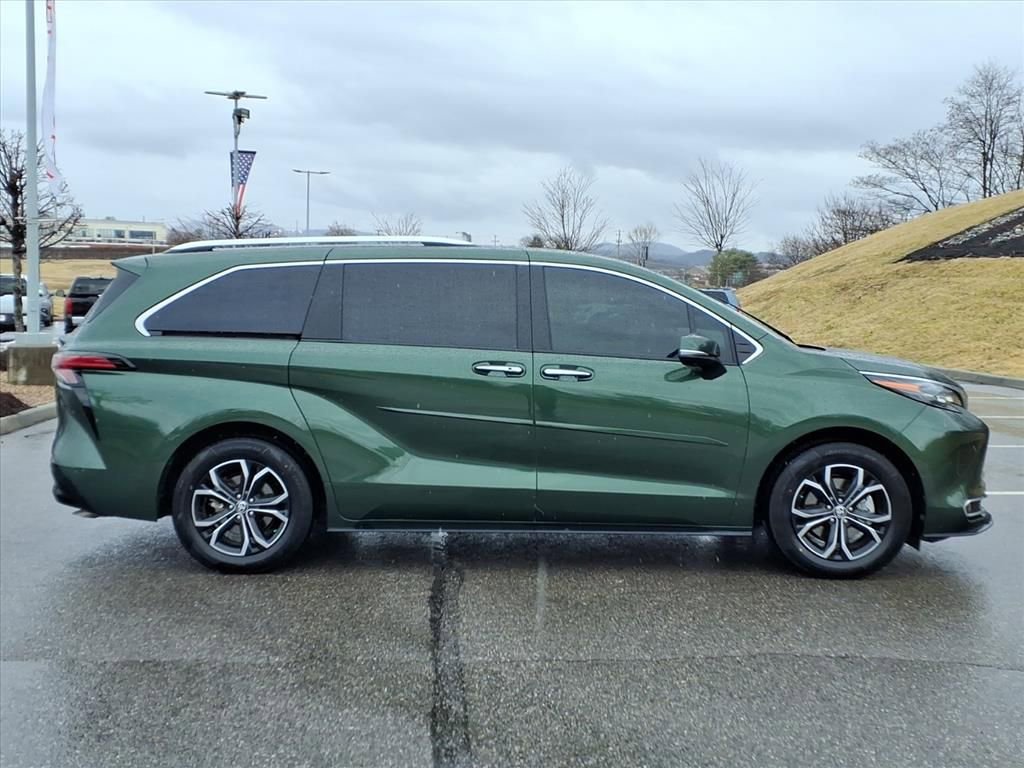 Certified 2025 Toyota Sienna Platinum image 3