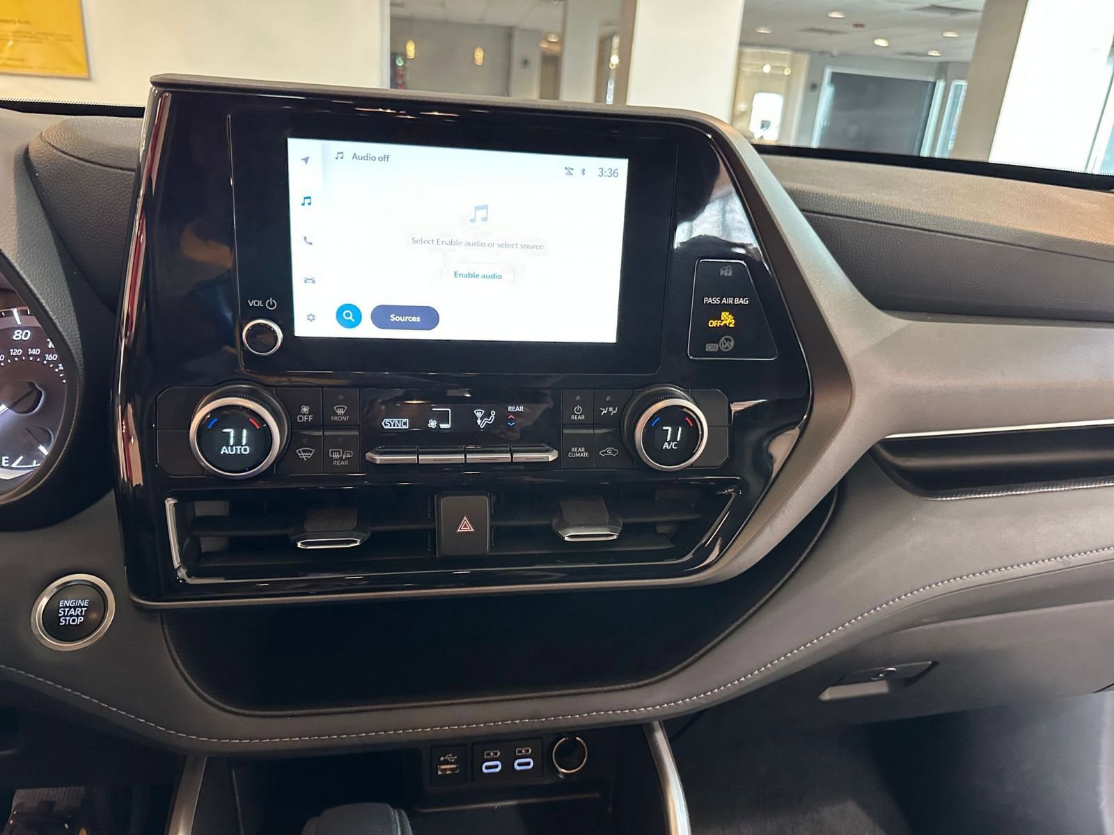 Used 2025 Toyota Highlander LE image 17