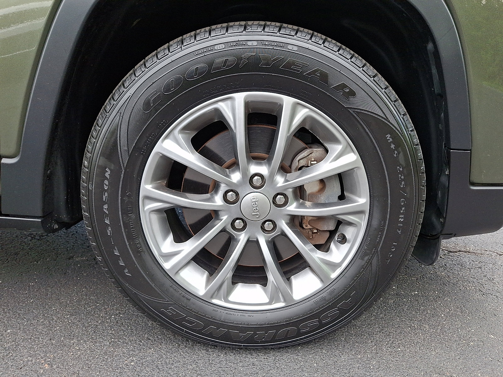 Certified 2019 Jeep Cherokee Latitude Plus AWD/4WD image 8