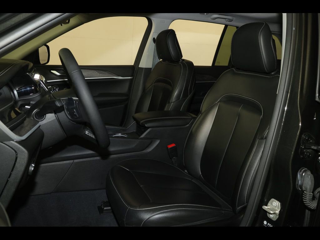 Used 2023 Jeep Grand Cherokee Limited AWD/4WD image 24