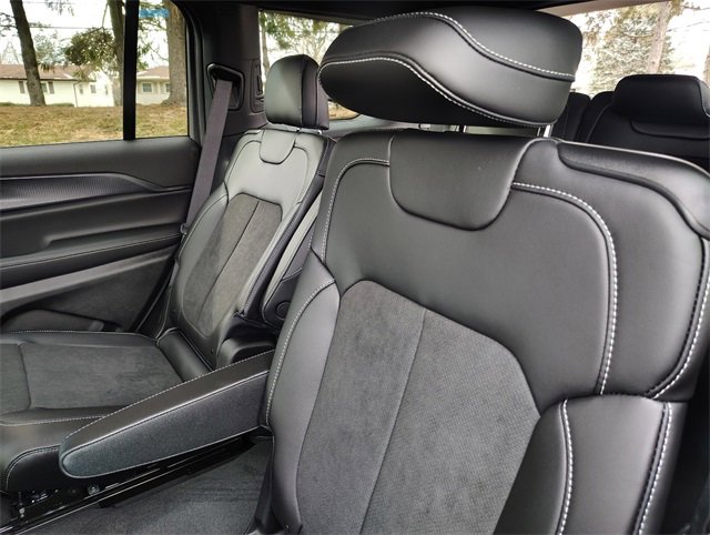 New 2025 Jeep Grand Cherokee L Laredo image 27