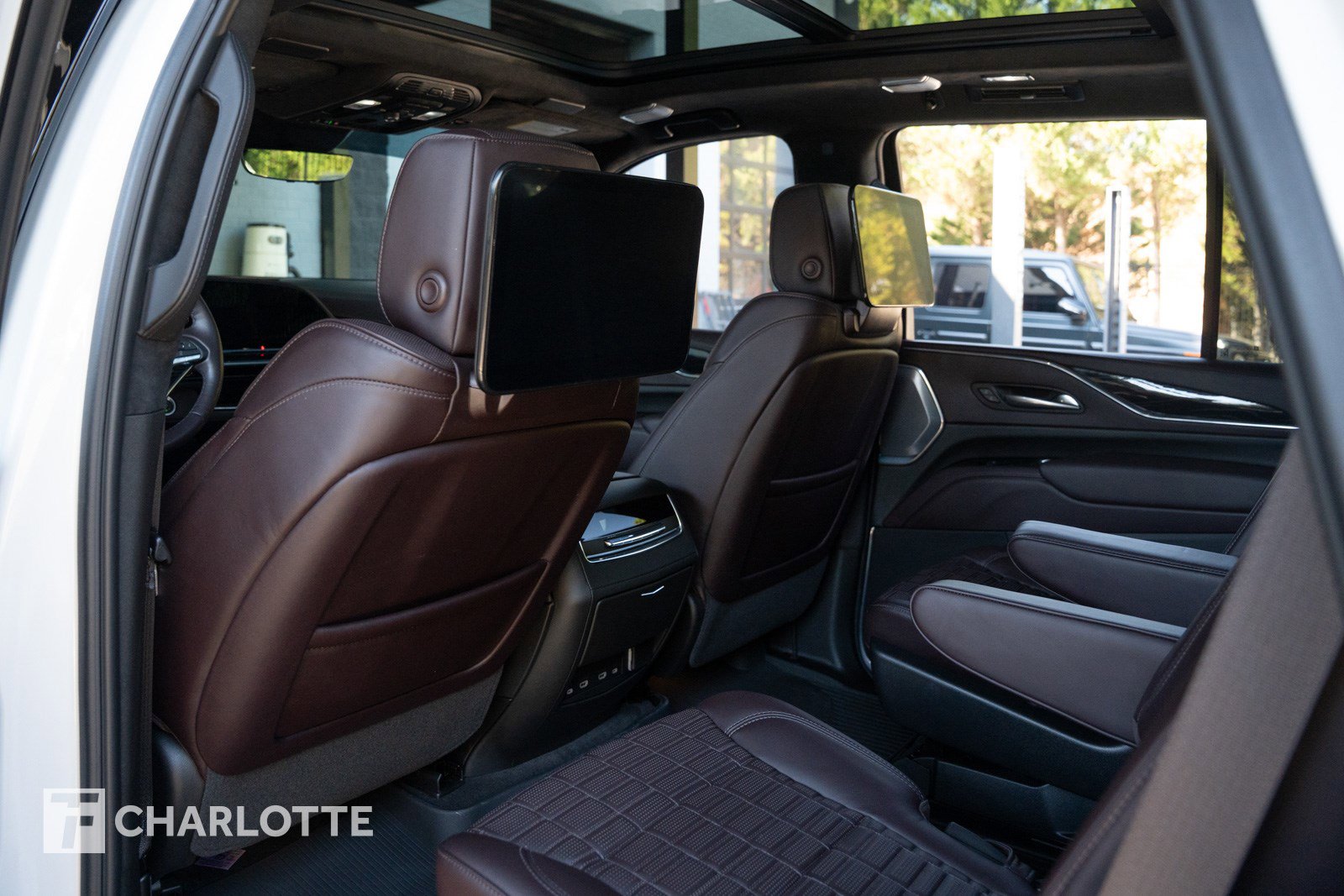 Used 2023 Cadillac Escalade V w/ LPO, ONYX Package image 29