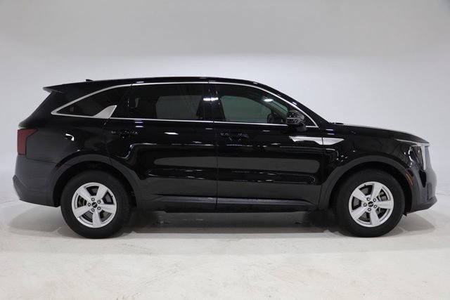Used 2025 Kia Sorento LX FWD image 9
